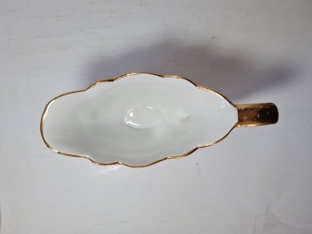 Ceramiche Piemontesi Фарфоровый белый соусник с рельефным позолоченным краем и ручкой, 8см х 9см, 1960-70гг.
