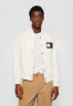 Tommy Hilfiger TOMMY HILFIGER X SHAWN MENDES COTTON VARSITY BOMBER EXCLUSIVE UNISEX Bomber Jacket weathered white TOMMY HILFIGER X SHAWN MENDES ХЛОПКОВАЯ КУРТКА-БОМБЕР ЭКСКЛЮЗИВ УНИСЕКС Куртка-бомбер выветрившийся белый