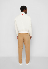 Tommy Hilfiger TOMMY HILFIGER X SHAWN MENDES COTTON VARSITY BOMBER EXCLUSIVE UNISEX Bomber Jacket weathered white TOMMY HILFIGER X SHAWN MENDES ХЛОПКОВАЯ КУРТКА-БОМБЕР ЭКСКЛЮЗИВ УНИСЕКС Куртка-бомбер выветрившийся белый