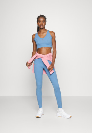 Tommy Hilfiger MID SORONA MIX BRA Medium support sports bra sky cloud MID SORONA MIX BRA Спортивный бюстгальтер со средней поддержкой небо облако