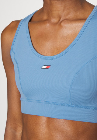 Tommy Hilfiger MID SORONA MIX BRA Medium support sports bra sky cloud MID SORONA MIX BRA Спортивный бюстгальтер со средней поддержкой небо облако