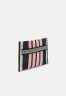 Tommy Hilfiger CITY SUMMER POUCH Clutch corporate stripes CITY SUMMER POUCH Сумка-клатч корпоративные полосы