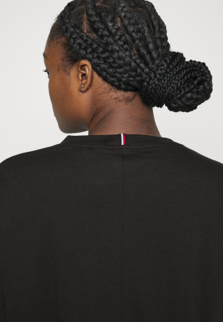 Tommy Hilfiger CRV ESSENTIALS RELAXED CROP TEE Basic T-shirt black CRV ESSENTIALS RELAXED CROP TEE Базовая футболка черный