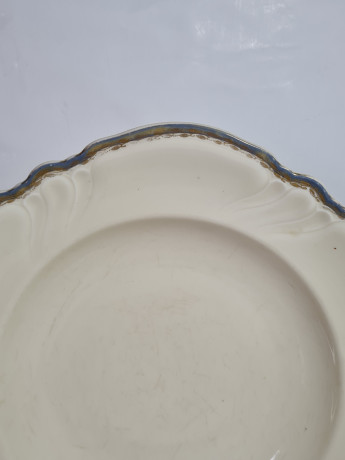 Тарелка винтажная Rosenthal с фигурным краем и золотисто-серебристой окантовкой, слоновая кость, фарфор, 25,5 x 4 см, Германия, 1960-1970гг.