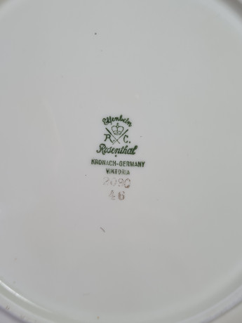 Тарелка винтажная Rosenthal с фигурным краем и золотисто-серебристой окантовкой, слоновая кость, фарфор, 25,5 x 4 см, Германия, 1960-1970гг.