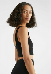 Tommy Hilfiger MID INTENSITY SHINY SEAMLESS  Sports bra black MID INTENSITY SHINY SEAMLESS Спортивный бюстгальтер черный