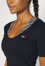 Tommy Hilfiger CROPPED FITTED TEE Basic T-shirt desert sky УКОРОЧЕННАЯ ФУТБОЛКА Базовая футболка небо пустыни