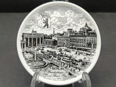 Тарелка декоративная винтажная HLR Berlin &quot;Бранденбургские ворота и площадь. 1930&quot;, сувенирная, ч/б, фарфор, 10 см, Германия, 1980-90гг.