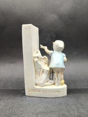 Статуэтка винтажная German Porcelain &quot;Девочка с букетиком цветов&quot;, фарфор, 13 см, Германия, 1960-70гг.