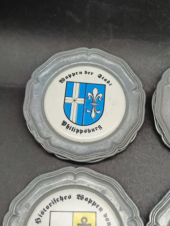 Набор тарелок винтажных DBGM "Герб Райнхайма", "Герб Буттенхайма", "Герб Филипсбурга", "Герб Кирлаха", "Герб общины Райнхаузен", "Герб города Оберхаузен", олово, 6 шт, 10 см, Германия, 1970-80гг.