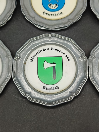 Набор тарелок винтажных DBGM "Герб Райнхайма", "Герб Буттенхайма", "Герб Филипсбурга", "Герб Кирлаха", "Герб общины Райнхаузен", "Герб города Оберхаузен", олово, 6 шт, 10 см, Германия, 1970-80гг.