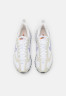 Nike Sportswear AIR MAX DAWN Sneaker low white/purple dawn/light bone/black/total orange AIR MAX DAWN Низкие кроссовки женские белый/фиолетовый рассвет/светлый костяной/черный/полный оранжевый