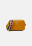 Tommy Hilfiger LIFE CAMERA BAG Across body bag crest gold LIFE CAMERA BAG Сумка через плечо герб золото