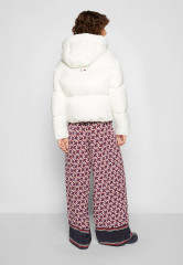 Tommy Hilfiger MONOGRAM BADGE Down jacket ecru ЗНАЧОК С МОНОГРАММОЙ Пуховик экрю