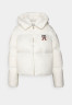 Tommy Hilfiger MONOGRAM BADGE Down jacket ecru ЗНАЧОК С МОНОГРАММОЙ Пуховик экрю