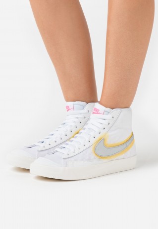 Nike Sportswear BLAZER 77 Sneaker high white/metallic sliver/university gold BLAZER 77 Высокие кроссовки женские белый/серебряный металлик/университетское золото