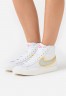 Nike Sportswear BLAZER 77 Sneaker high white/metallic sliver/university gold BLAZER 77 Высокие кроссовки женские белый/серебряный металлик/университетское золото