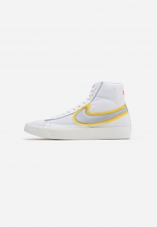 Nike Sportswear BLAZER 77 Sneaker high white/metallic sliver/university gold BLAZER 77 Высокие кроссовки женские белый/серебряный металлик/университетское золото