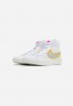 Nike Sportswear BLAZER 77 Sneaker high white/metallic sliver/university gold BLAZER 77 Высокие кроссовки женские белый/серебряный металлик/университетское золото