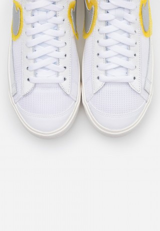 Nike Sportswear BLAZER 77 Sneaker high white/metallic sliver/university gold BLAZER 77 Высокие кроссовки женские белый/серебряный металлик/университетское золото