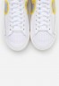 Nike Sportswear BLAZER 77 Sneaker high white/metallic sliver/university gold BLAZER 77 Высокие кроссовки женские белый/серебряный металлик/университетское золото