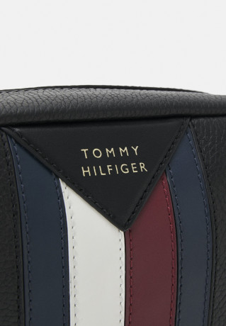 Tommy Hilfiger PREM LEA WASHBAG UNISEX Wash bag black PREM LEA WASHBAG UNISEX Сумка для стирки черный