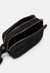 Tommy Hilfiger POPPY CROSSOVER APPLIQUE Across body bag black POPPY CROSSOVER APPLIQUE Сумка через плечо черный