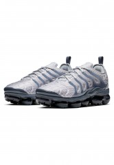 Nike Sportswear AIR VAPORMAX PLUS Sneaker low wolf grey/dark grey/team orange/white AIR VAPORMAX PLUS кроссовки женские низкие серый волк/темно-серый/оранжевый/белый