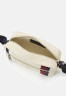 Tommy Hilfiger ICONIC CAMERA BAG CORP Across body bag sugarcane  ICONIC CAMERA BAG CORP — Сумка через плечо сахарный тростник