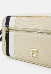 Tommy Hilfiger ICONIC CAMERA BAG CORP Across body bag sugarcane  ICONIC CAMERA BAG CORP — Сумка через плечо сахарный тростник