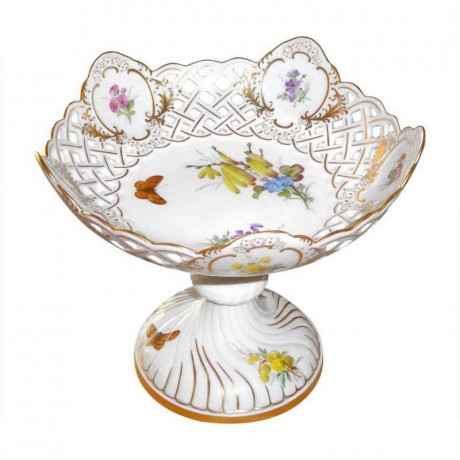 Meissen Meissen  'Neuer Ausschnitt - Blume naturalistisch bunt mit Schmetterling' Schale auf Fuss mit Durchbruch h: 18 cm / d: 16 cm Мейсен "New cut - цветочный натуралистичный красочный с бабочкой" чаша на ножке с прорывом в: 18 см / д: 16 см