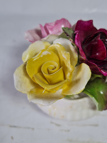 Фигурка винтажная Heathcote Hall LTD "Фиолетово-желтые цветы в миниатюрной вазе", фарфор, 8,5 x 9 см, Англия, 1960-70гг.