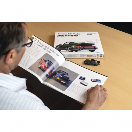Franzis Porsche 911 Turbo Adventskalender 2026, Franzis Porsche 911 Turbo Модельный адвент-календарь 2026 с автомобилем 1:43 и книгой, от 14 лет