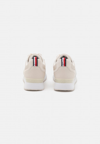 Tommy Hilfiger ESSENTIAL RUNNER Trainers feather white ESSENTIAL RUNNER — Кроссовки перо белое
