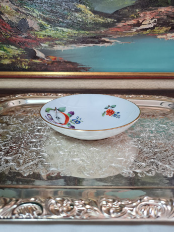 Тарелка винтажная Meissen, белый фарфор с разноцветными фруктовыми мотивами, цветочным декором и позолотой, 14,5 x 3,5 см, Германия, 1930-40гг.