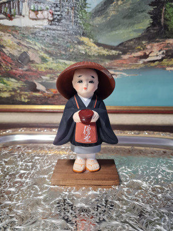 Статуэтка винтажная Im Stil Japan "Японский монах в шляпе", среднего размера, керамика, 14 см, Германия, 1960-70гг.