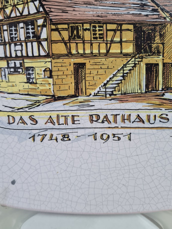 Тарелка декоративная винтажная Karlsruhe / Majolika с кракелюром "Spielberg Das Alte Rathaus 1748 -1951", керамика, 30 см, Германия, 1960-70гг.
