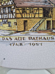 Тарелка декоративная винтажная Karlsruhe / Majolika с кракелюром &quot;Spielberg Das Alte Rathaus 1748 -1951&quot;, керамика, 30 см, Германия, 1960-70гг.