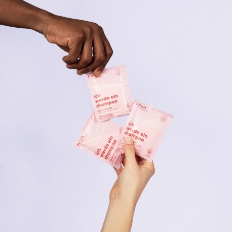 FUTURE STORIES Vorteilskit 3er Set Shampoo Pulver Yuzu & Kirschblute inkl. Pumpspender  Набор Advantage Kit из 3 шампуней с порошком юдзу и вишни, включая дозатор с помпой