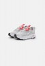 Nike Sportswear REACT ART3MIS Sneaker low grey fog/white/siren red/black REACT ART3MIS кроссовки женские низкие серый туман/белый/сирена красный/черный