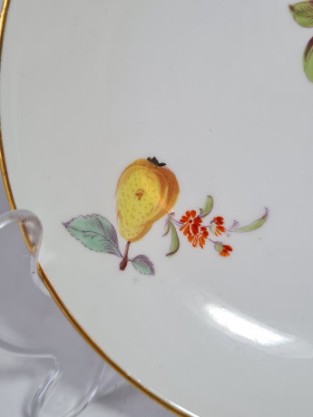 Тарелка винтажная Meissen, белый фарфор с разноцветными фруктовыми мотивами, цветочным декором и позолотой, 14,5 x 3,5 см, Германия, 1930-40гг.