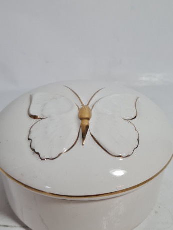 Шкатулка винтажная Pereiras с бабочкой, белая с золотым декором, фарфор, 11 x 6 см, Португалия, 1960-70гг.