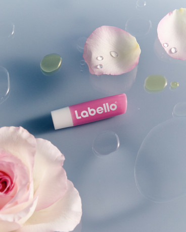 Labello Velvet Rose, Бальзам для губ с маслом ши для питания и смягчения, розовый оттенок и аромат розы, 4,8 г