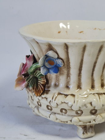 Ваза винтажная Bassano малая, на ножках, с желто-розовыми объемными цветами, керамика, 13 см, Италия, 1960-70гг.