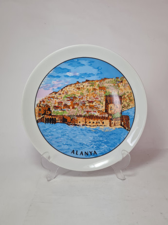 Kutahya Pottery Turkey Деокративная тарелка Белый фарфор с видами города Алания в светло-голубых тонах, 24,5 x 3 см, Турция, 1970-80гг.