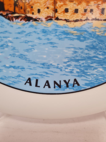 Kutahya Pottery Turkey Деокративная тарелка Белый фарфор с видами города Алания в светло-голубых тонах, 24,5 x 3 см, Турция, 1970-80гг.