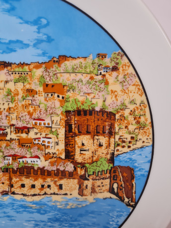 Kutahya Pottery Turkey Деокративная тарелка Белый фарфор с видами города Алания в светло-голубых тонах, 24,5 x 3 см, Турция, 1970-80гг.