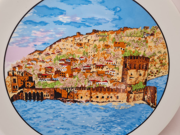 Kutahya Pottery Turkey Деокративная тарелка Белый фарфор с видами города Алания в светло-голубых тонах, 24,5 x 3 см, Турция, 1970-80гг.