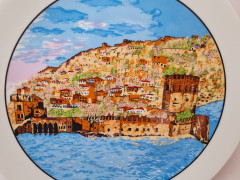 Kutahya Pottery Turkey Деокративная тарелка Белый фарфор с видами города Алания в светло-голубых тонах, 24,5 x 3 см, Турция, 1970-80гг.
