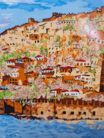 Kutahya Pottery Turkey Деокративная тарелка Белый фарфор с видами города Алания в светло-голубых тонах, 24,5 x 3 см, Турция, 1970-80гг.